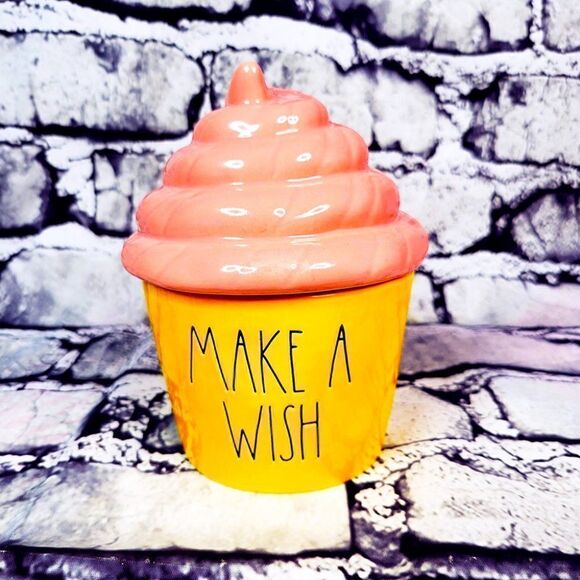 Rae Dunn Frosted cupcake scent " MAKE A WISH" 7" ceramic double wick candle - Picture 1 of 3